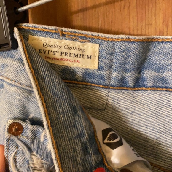 Levi’s 501 Destructed Shorts - Picture 3 of 5